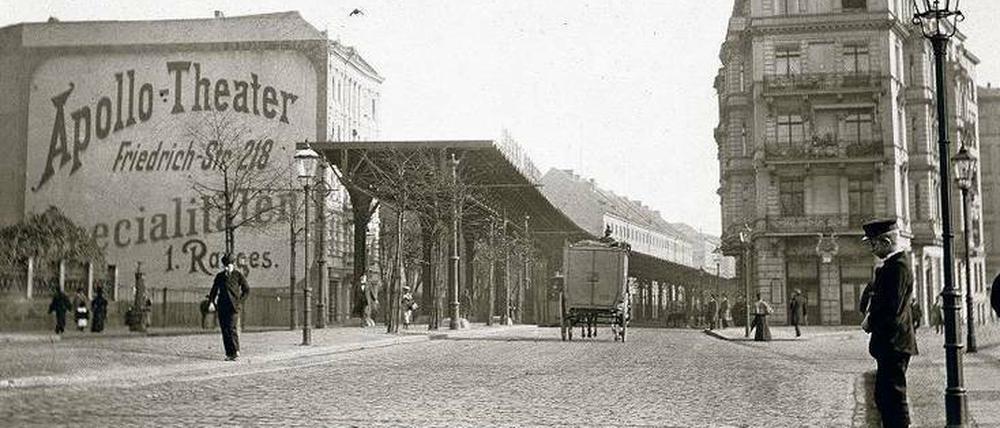 Autofreie Stadt. Berlin ist auf den Aufnahmen von Eckenstehern, Spaziergängern und Menschen mit Lastwagen bevölkert. An der Gitschiner Straße (großes Bild) stand um 1900 der Anfangsbau der Hochbahn. 
