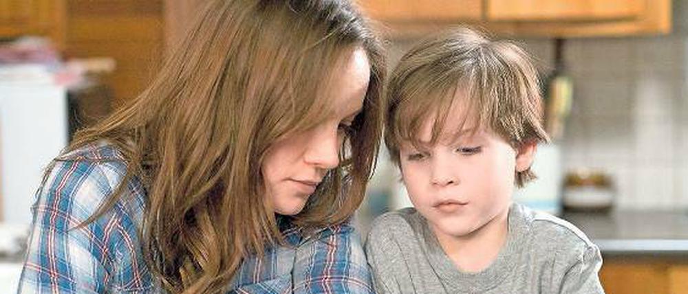 Zusammen. Mutter (Brie Larson) und Sohn (Jacob Tremblay). 