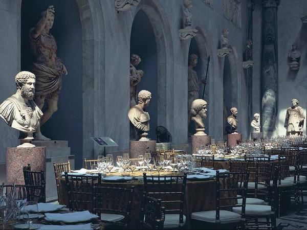 Einladung nach Rom. Der Münchner Fotokünstler stellt in seinem Bildband "Freie Blicke" vor, was Besucher der Ewigen Stadt kaum zu Gesicht bekommen: Hier ein Skulpturensaal in den Vatikanischen Museen vor einer Sponsoren-Gala.