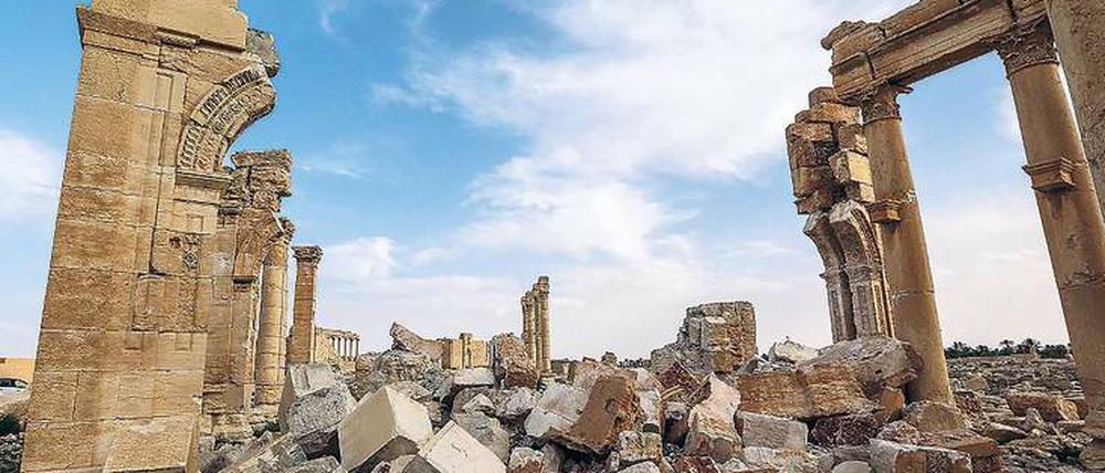 Gesprengt. Die Reste des Triumphbogens am Beginn der Kolonnade von Palmyra. Die gezielte Zerstörung von Kulturerbe gilt seit 2015 als Kriegsverbrechen. 
