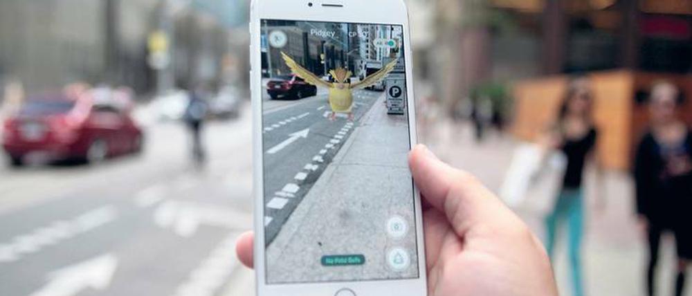 Die neuen Pokémons sind überall zu finden: auf der Straße, in Büroräumen, der Wohnung. Dieser Pokémon-Spieler streift durch Toronto, Ontario.