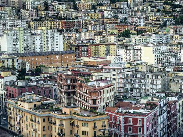 Zu Füßen des Vesuvs. Blick auf Neapel, dem Schauplatz von Elena Ferrantes vierbändiger Saga.