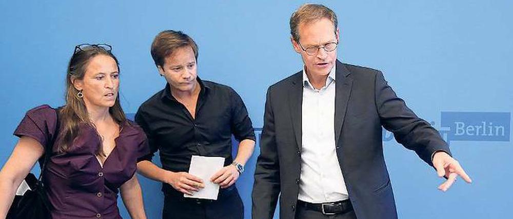 Michael Müller führt Sasha Waltz und Johannes Öhman am Mittwoch bei der Pressekonferenz im Roten Rathaus zu ihren Plätzen.