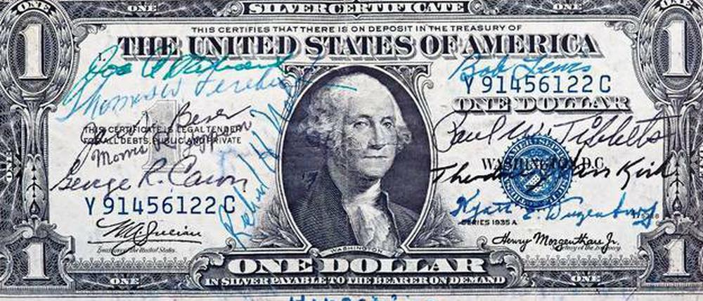Der Künstler Gert Jan Kocken hat die Dollarnote, auf denen 1945 die Crew der Enola Gay unterschrieb, auf zwei Meter vergrößert.