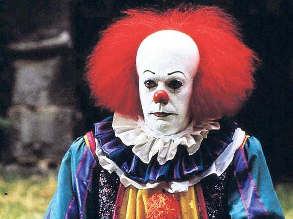 Tim Curry als Terror-Clown Pennywise in der Stephen-King-Verfilmung "Es".