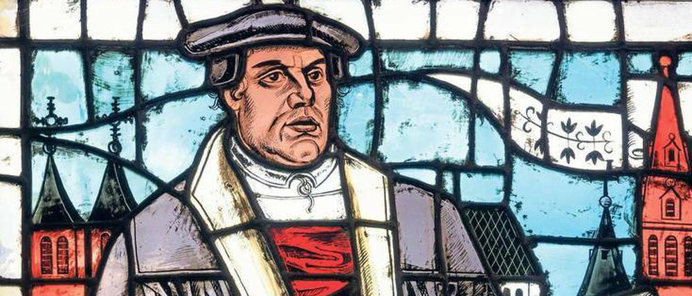Von der Gemütlichkeit soll man sich nicht täuschen lassen. Martin Luther, dargestellt auf einem Bleiglasfenster des 19. Jahrhunderts.