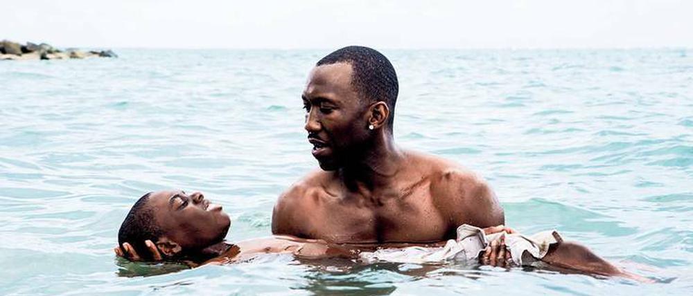 Schwimmen lernen. Der Drogendealer Juan (Mahershala Ali, nominiert als bester Nebendarsteller) wird zum Ersatzvater für den jungen Chiron (Alex R. Hibbert). Szene aus dem für insgesamt acht Oscars nominierten Drama „Moonlight“.