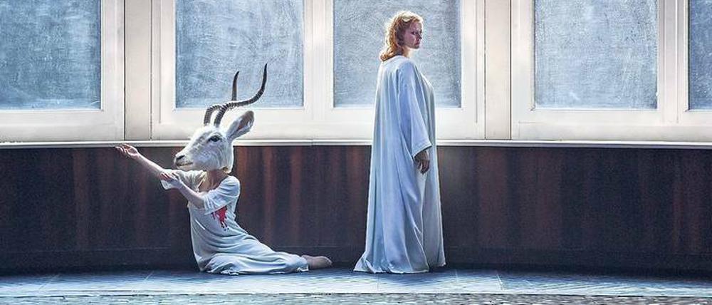 Schläferin in Weiß. Camilla Nylund als Kaiserin in Richard Strauss’ „Frau ohne Schatten“. 