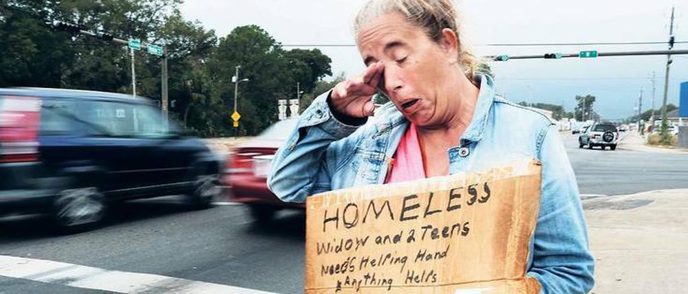 Abgestiegen. Eine Obdachlose an einem US-Highway. 