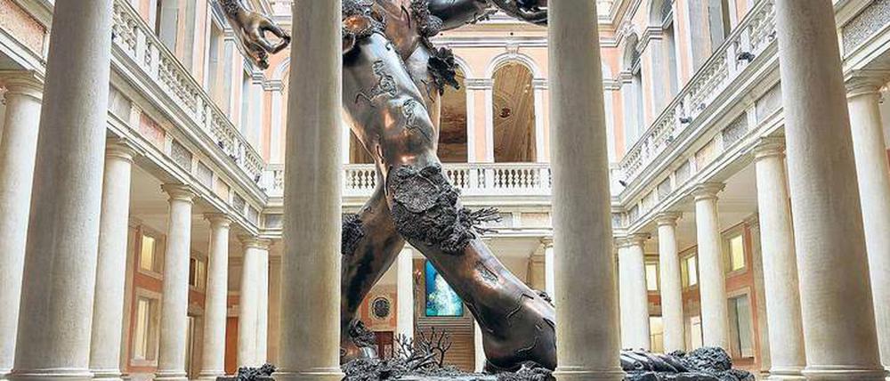 Mit ganz großen Schritten. Im Atrium des klassizistischen Palazzo Grassi hat Damien Hirsts seine 18 Meter hohe Monumentalskulptur „Demon with Bowl“ aufgestellt. 