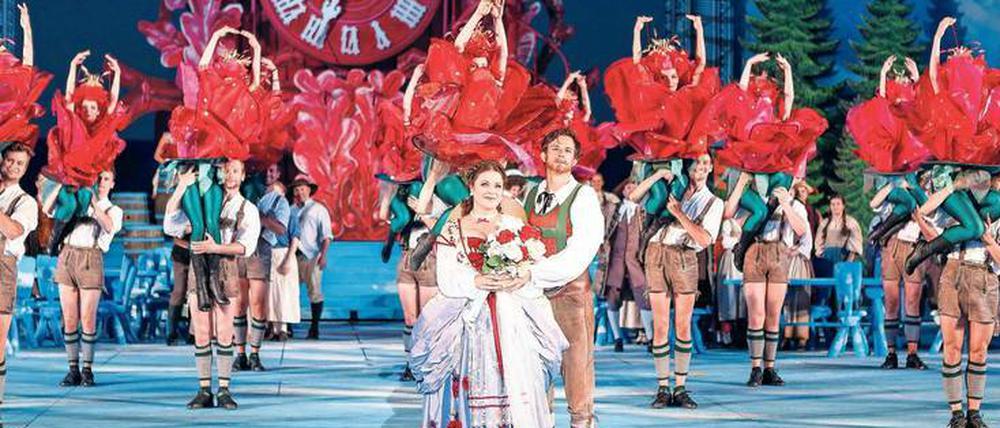 Schenkt man sich Rosen in Tirol. Cornelia Zink als Christel von der Post und Paul Schweinester als Adam - flankiert vom Ballett.
