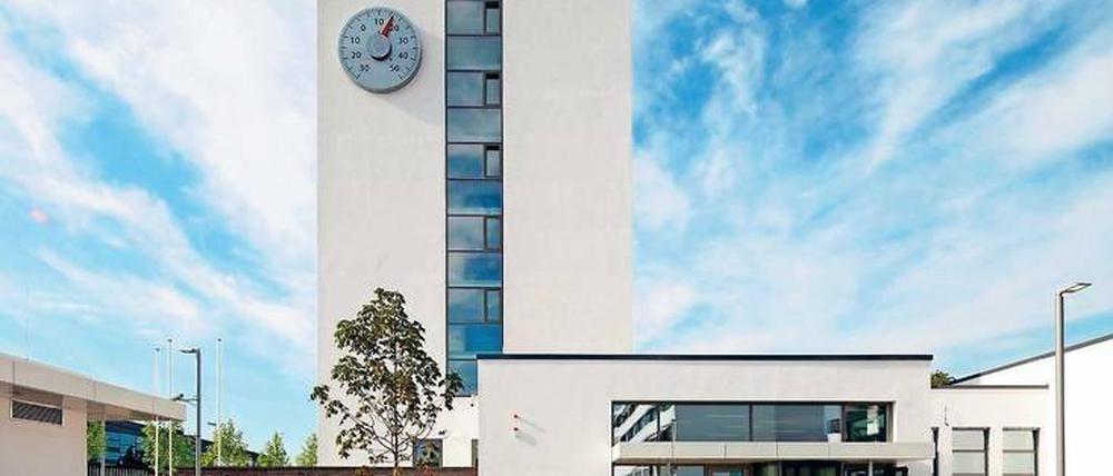 Politisches Klima. Andreas Sailstorfers Außenthermometer am Alten Abgeordnetenhochhaus in Bonn (2011) erinnert symbolhaft an die Zeit, als in der ehemaligen Hauptstadt noch über die Geschicke der Bundesrepublik entschieden wurde.