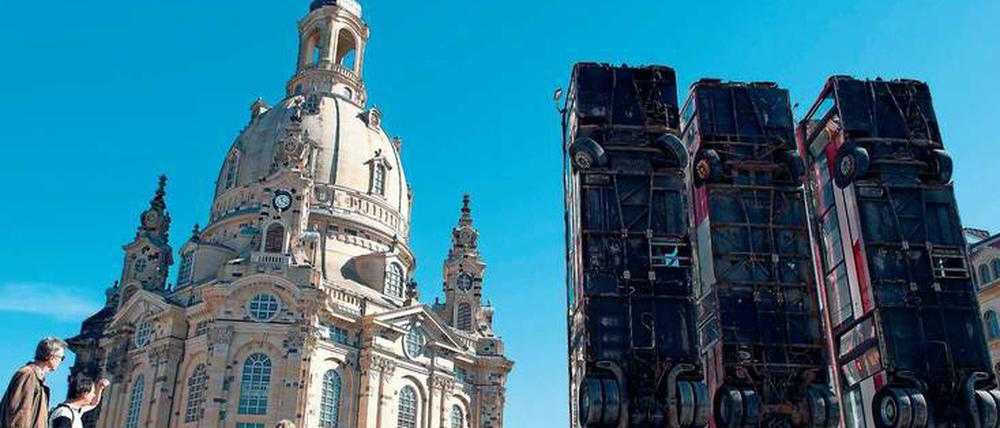 Die Bus-Skulptur von Manaf Halbouni ist inspiriert von einer Bus-Barrikade, die in Aleppo zum Schutz gegen Sniper diente. In Dresden sorgte die Installation für Proteste von Pegida-Anhängern. 