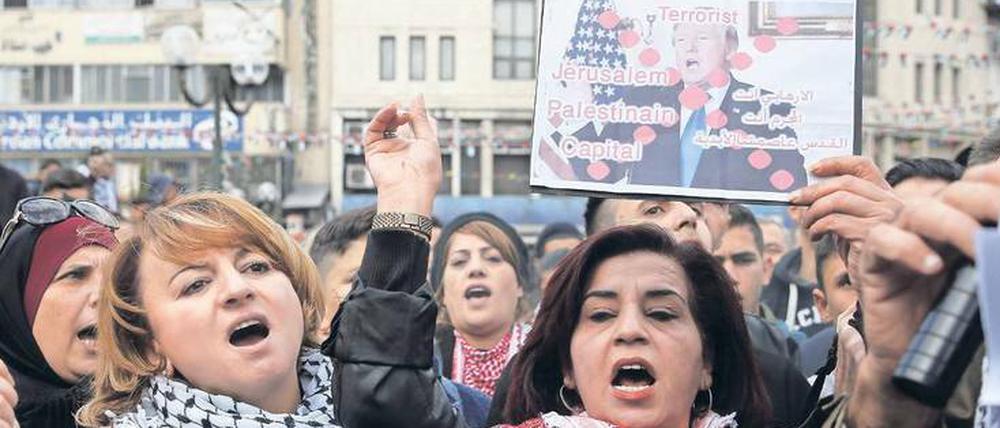 Demonstrantinnen in Nablus im Westjordanland lassen ihre Wut gegen US-Präsident Donald Trump heraus.