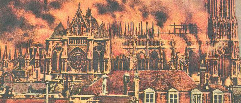 Sinnbild des Krieges. Jahrzehntelang war eine retuschierte und kolorierte Fotografie des Brandes vom 19. September 1914 als Postkarte verbreitet. Mit dem Besuch von Adenauer und de Gaulle 1962 wurde die Kathedrale zum Ort der Versöhnung.