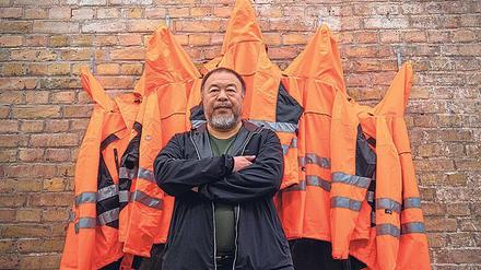 Demokratische Kunst. Ai Weiwei vor seiner Schutzwesten-Installation. 