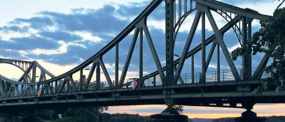 Vom Holzsteg zur Stahlkonstruktion. Die Glienicker Brücke verbindet Berlin und Potsdam, legendär ist sie, weil zu Mauerzeiten hier Agenten zwischen Ost und West ausgetauscht wurden.