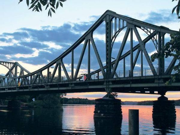Vom Holzsteg zur Stahlkonstruktion. Die Glienicker Brücke verbindet Berlin und Potsdam, legendär ist sie, weil zu Mauerzeiten hier Agenten zwischen Ost und West ausgetauscht wurden.
