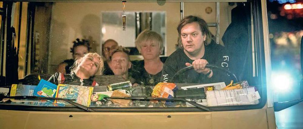 Auf der Reise (mit Falk-Plan!) durch die Clubkultur der neunziger Jahre. Charly Hübner als Karl Schmidt (re.), neben ihm Detlef Buck als Ferdi und die BummBumm-Posse. 