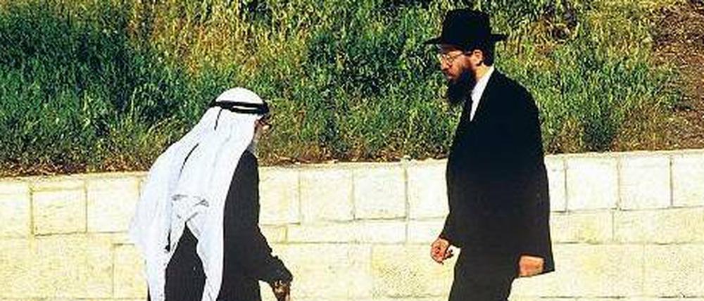 Stadt der Extreme: Begegnung eines Arabers mit einem orthodoxen Juden in Jerusalem. 