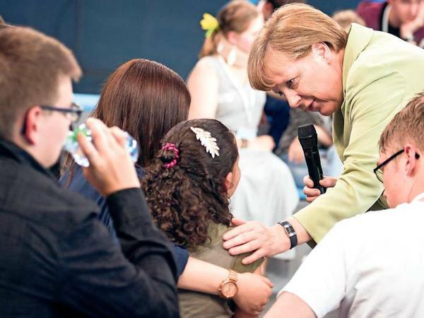 Gut gemeint, falsch gefühlt. Angela Merkel und die junge weinende Reem aus dem Libanon am 15. Juli 2015 im NDR-Fernsehen.