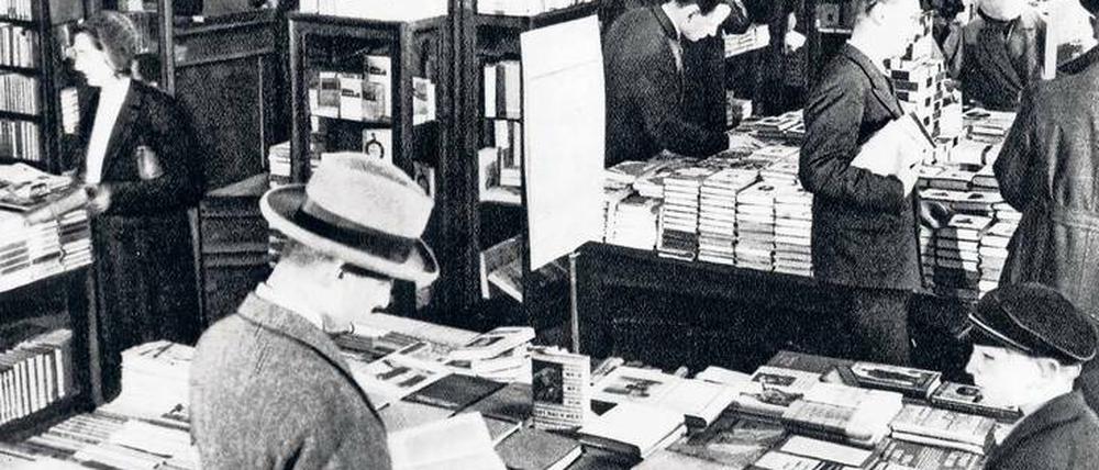 Literarische Gemischtwaren zu Zeiten der Weimarer Republik. Die Buchabteilung des KaDeWE am Berliner Wittenbergplatz im Jahr 1932.