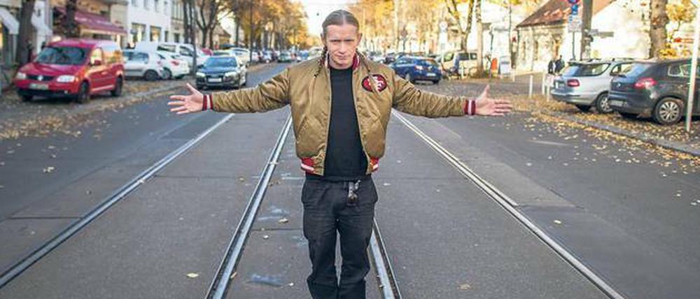 Utopist. Romano, bürgerlich Roman Geike, wurde 1977 in Köpenick geboren. 2015 erschien sein Debüt "Jenseits von Köpenick". Am 8. September kommt sein neues Album "Copyshop" bei Universal heraus.