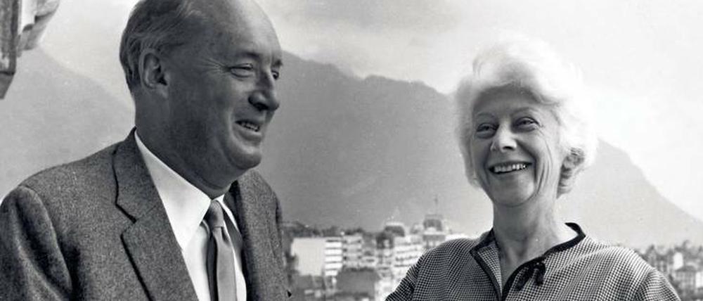 Das Ehepaar Nabokov auf dem Balkon eines Genfer Hotels.