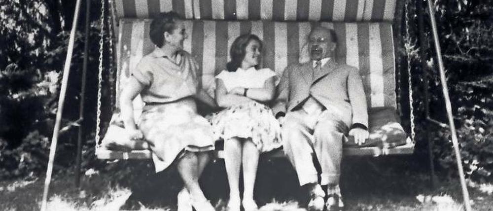 Wandlitzer Idylle. Der DDR-Staatsratsvorsitzende Walter Ulbricht mit Ehefrau Lotte und Tochter Beate im Jahr 1965. 