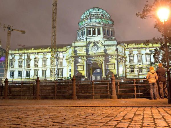 Das Humboldt-Forum in Berlin. Die Westseite wurde im Rahmen des «Festivals of Lights» am 13.10.2015 farbig beleuchtet.