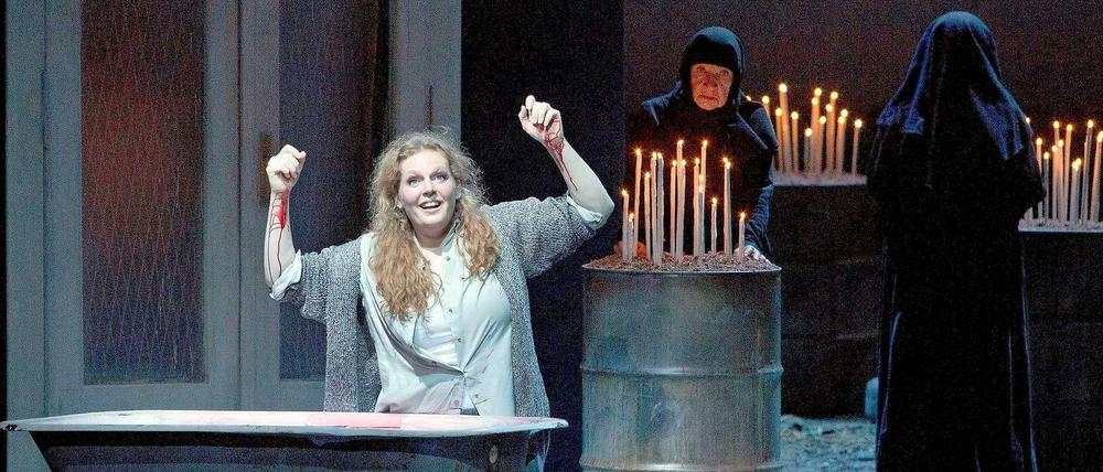 Kälte unter Kerzen: Eva-Maria Westbroeck singt gegen eine kühle "Kabanova"-Inszenierung an