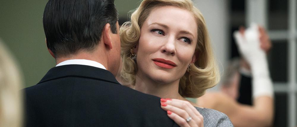Carol (Cate Blanchett) tanzt mit ihrem Noch-Mann Harge (Kyle Chandler) in einer Szene des fünffach globe-nominierten Films "Carol", der am 17. Dezember in die deutschen Kinos kommt. 