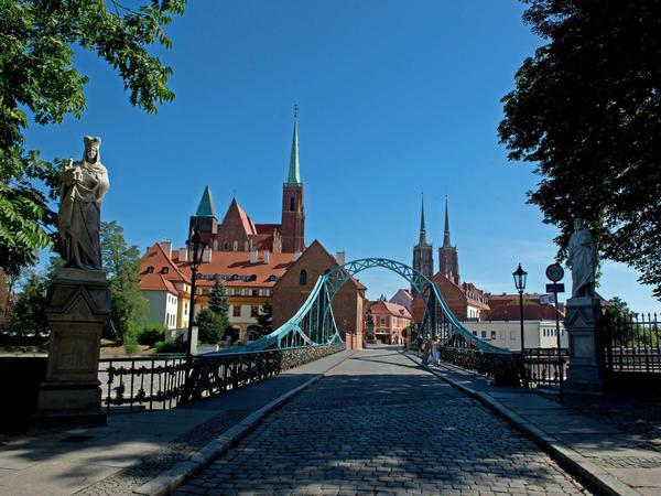 Blick über die Tumski Brücke zur Dominsel mit der Kreuzkirche (links) und dem Dom, der Kathedrale Sankt Johannes der Täufer, in Breslau.