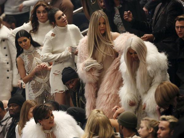 Der Kardashian-Clan, weißbepelzt, am Donnerstag in New York bei der Präsentation von Kanye Wests Album "The Life of Pablo"