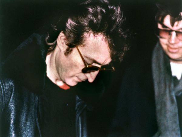 Einen Tag bevor er von David Chapman (r) erschossen wurde, gab ihm der ehemalige Sänger der „Beatles“, John Lennon, ein Autogramm, aufgenommen am 7. Dezember 1980.