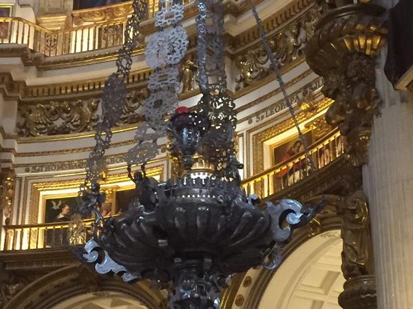 Leuchter nach einem Entwurf von Alonso Cano in der Kathedrale von Granada. 
