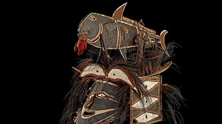 Maske in Fisch- und Menschenkopfform, die vor 1888 in Australien entstanden ist. 