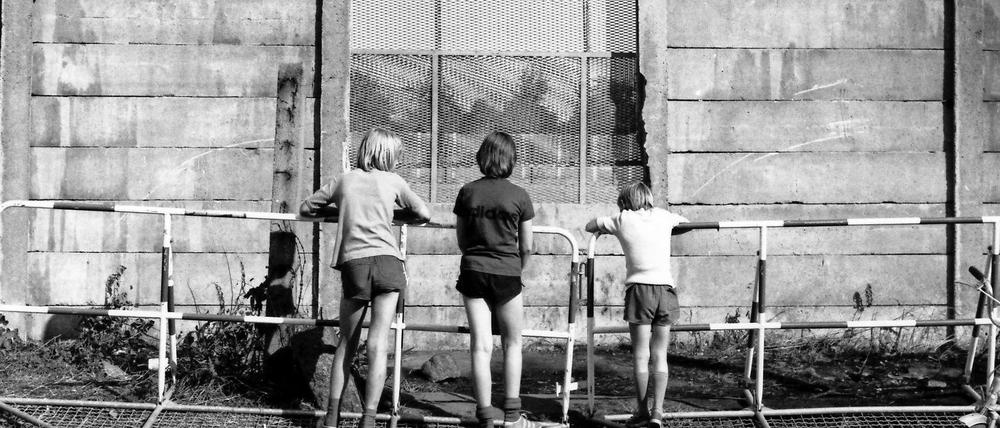 Kinder vor der Mauer 1973 im Märkischen Viertel in Berlin-Reineckendorf