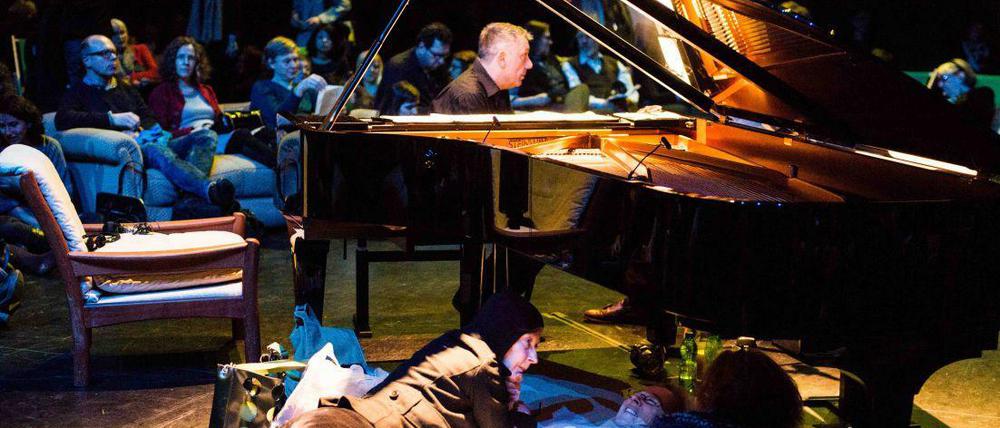 Ungewöhnlich. Beim MaerzMusik-Eröffnungsabend „Time to Gather“ sitzt Pianist Marino Formenti am Flügel inmitten der Zuschauer.