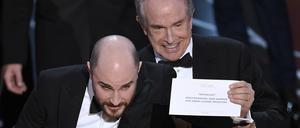 Jordan Horowitz (l), Produzent des Films «La La Land», muss die Auszeichnung an seine Kollegen von «Moonlight» weiterreichen- Rechts neben ihm steht der Laudator Warren Beatty, der zuvor den falschen Umschlag bekommen hatte.