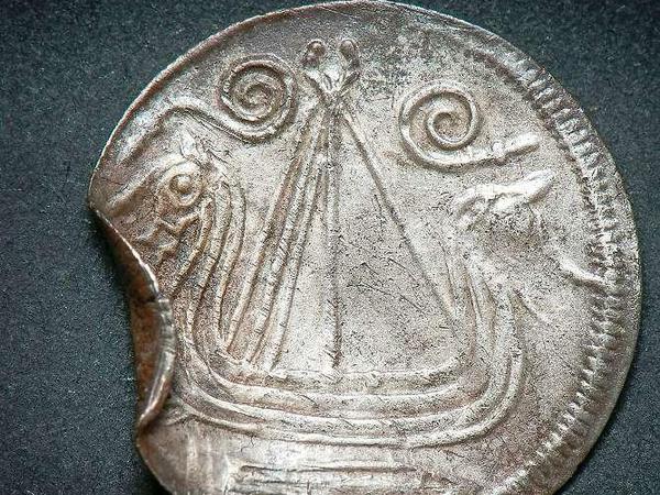 Aus Ottars Welt: Nordische Münze mit Schiffsmotiv, etwa um 825. 