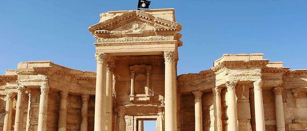 Bedrohte Kulturstätte. Ende Mai veröffentliche eine Internetplattform der Dschihadisten dieses Bild des Römischen Theaters in Palmyra mit deutlich sichtbarer IS-Flagge. Die 2000 Jahre alte antike Stadt, gut 200 Kilometer nördlich von Damaskus, gehört zu den akut gefähredeten Unesco-Weltkulturerbestätten. Medienberichten zufolge haben die Terrormilizen die Ruinen vermint. 