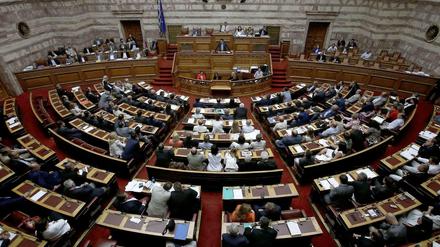 Heikle Diskussionen: Im griechischen Parlament wird der Ton rauer.