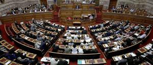 Heikle Diskussionen: Im griechischen Parlament wird der Ton rauer.
