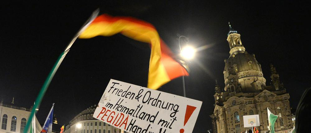 Anhänger des Bündnisses Pegida (Patriotische Europäer die Islamisierung des Abendlandes) am Abend am 02.11.2015 auf dem Neumarkt in Dresden während einer Kundgebung.