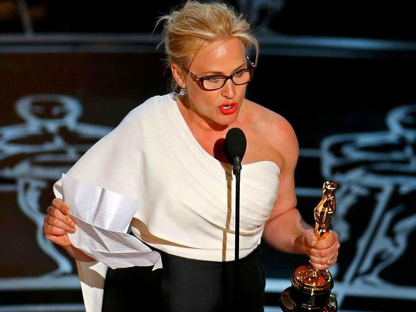 Patricia Arquette gewinnt den Oscar als beste Nebendarstellerin und findet kämpferische Worte für die Sache der Frauen.