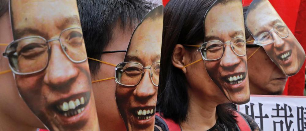 Proteste für Liu Xiyobo: Demonstranten tragen bei einer Kundgebung für den schwer an Leberkrebs erkrankten chinesischen Friedensnobelpreisträger Liu Xiaobo am 27. Juni in Hongkong. 