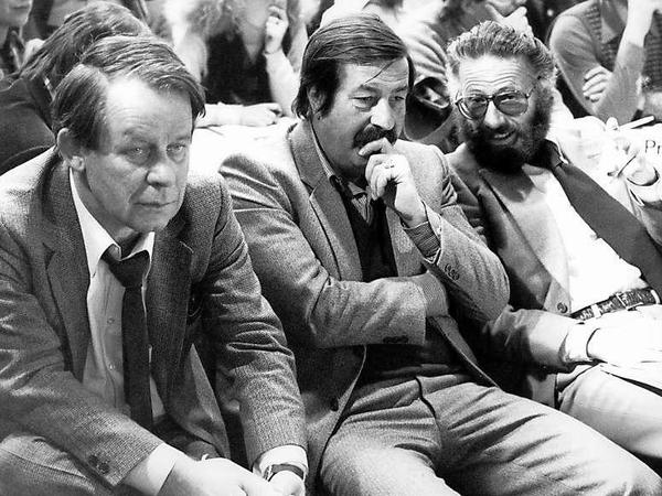 Raddatz (rechts) mit den Schriftstellern Siegfried Lenz (l.) und Günter Grass beim Kongress des Verbandes Deutscher Schriftsteller in München, 1980. 