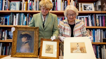Monika Grütters (links) übergibt Francine Kahn, Großnichte des Kunstsammlers Armand Dorville, drei als NS-Raubkunst identifizierte Kunstwerke.