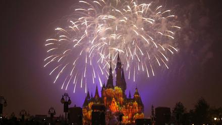 Feuerwerk über dem Shanghai Disney Resort